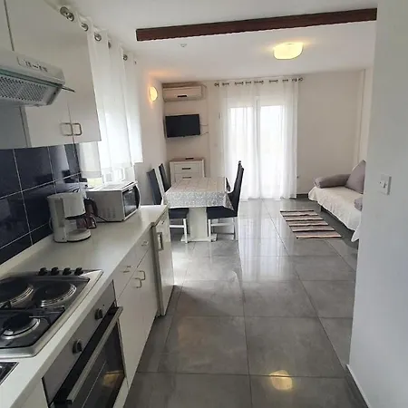 1 Apartment *