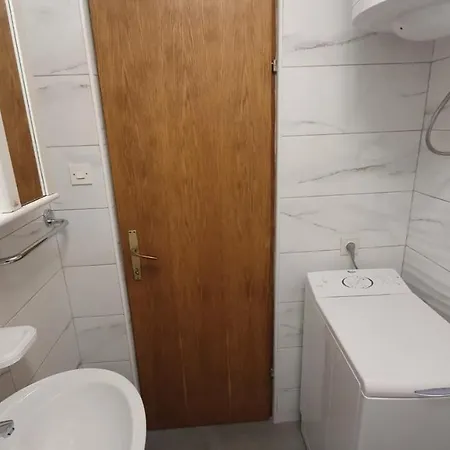 1 Apartment *
